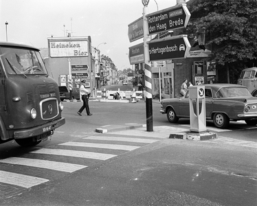 850399 Afbeelding van een verkeersagent die het verkeer regelt op de rotonde op het Ledig Erf te Utrecht, vanaf de ...